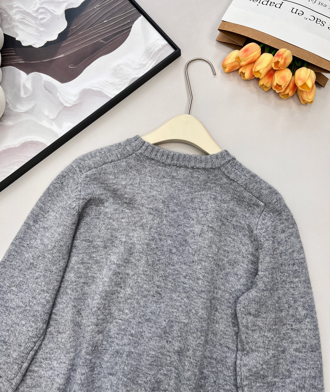 🆕CELINE新款琳秋冬圆领短款刺绣图案针织毛衣，高级灰色调 经典老钱风秋冬百搭款 肩部还做了特殊小镂空