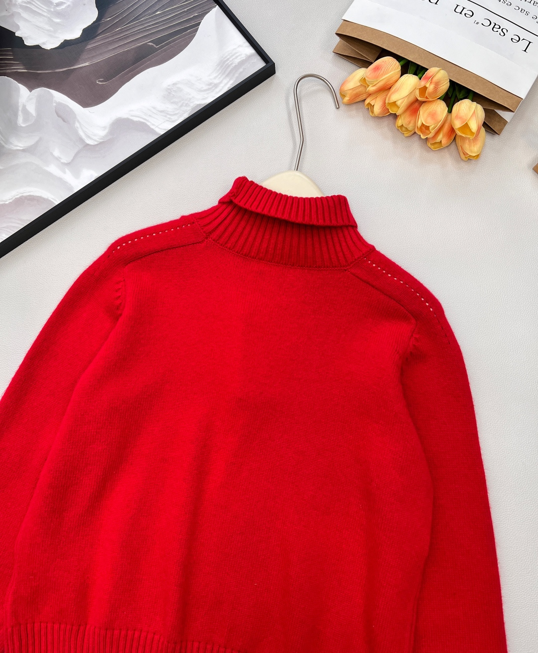 🆕CELINE2025秋冬高领刺绣logo徽标宽松显瘦毛衣，实在太喜欢了，看一眼就真的不得不爱的款哦!高