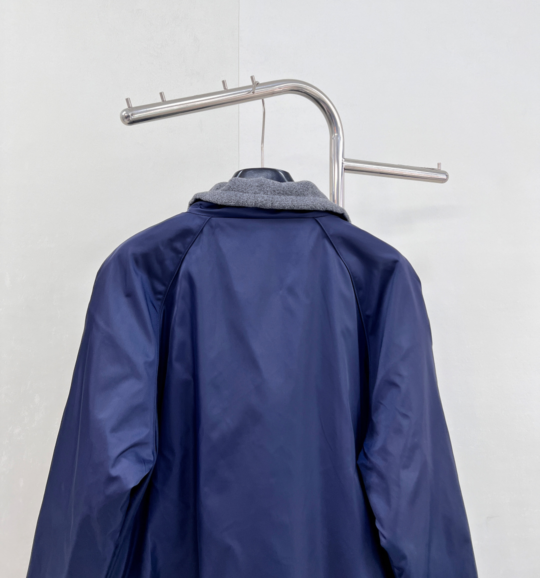 🆕MIU MIU毛领拉链抽绳外套，25SS冬季新款上新！深蓝配灰色翻领，简约又实用!保暖力满分，外层防风