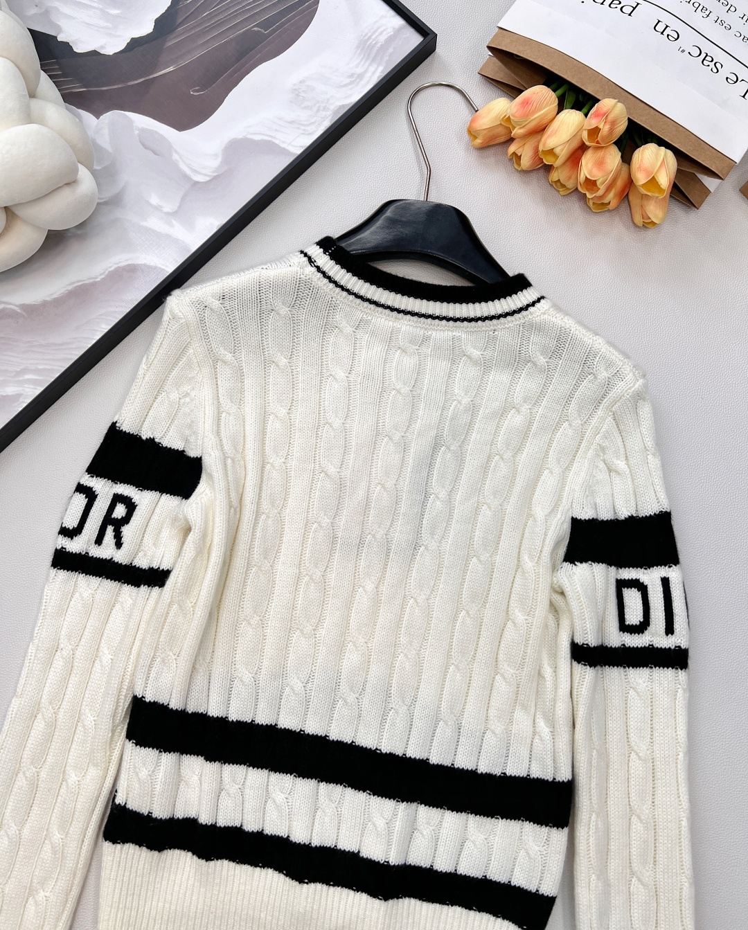 🆕 DIOR 秋冬新品字母提花限定款新年红♥️针织衫原版纱线质感超赞，白富美必入高级单品！撞色字母log
