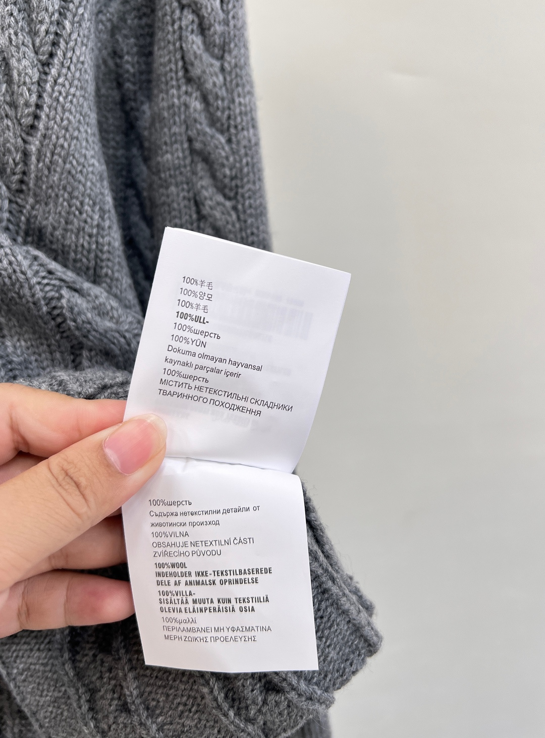 🆕Miumiu2025新品款麻花编织撞色短款套头毛衣定制YB羊毛纱线织造 质感高级 舒适柔软 V领露腰短