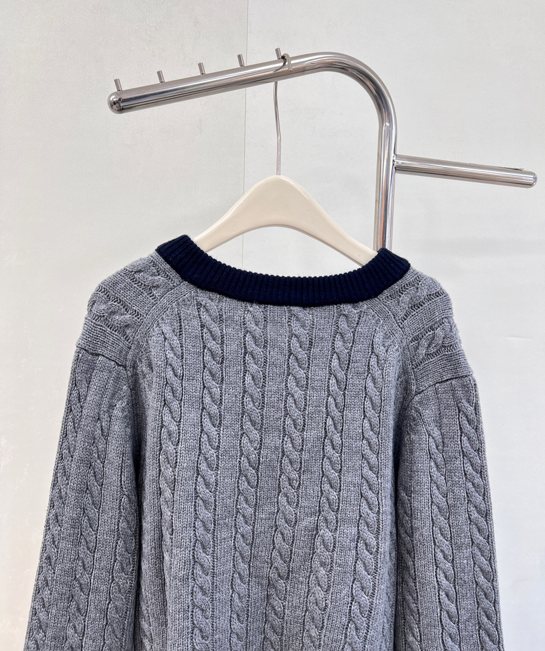 🆕Miumiu2025新品款麻花编织撞色短款套头毛衣定制YB羊毛纱线织造 质感高级 舒适柔软 V领露腰短