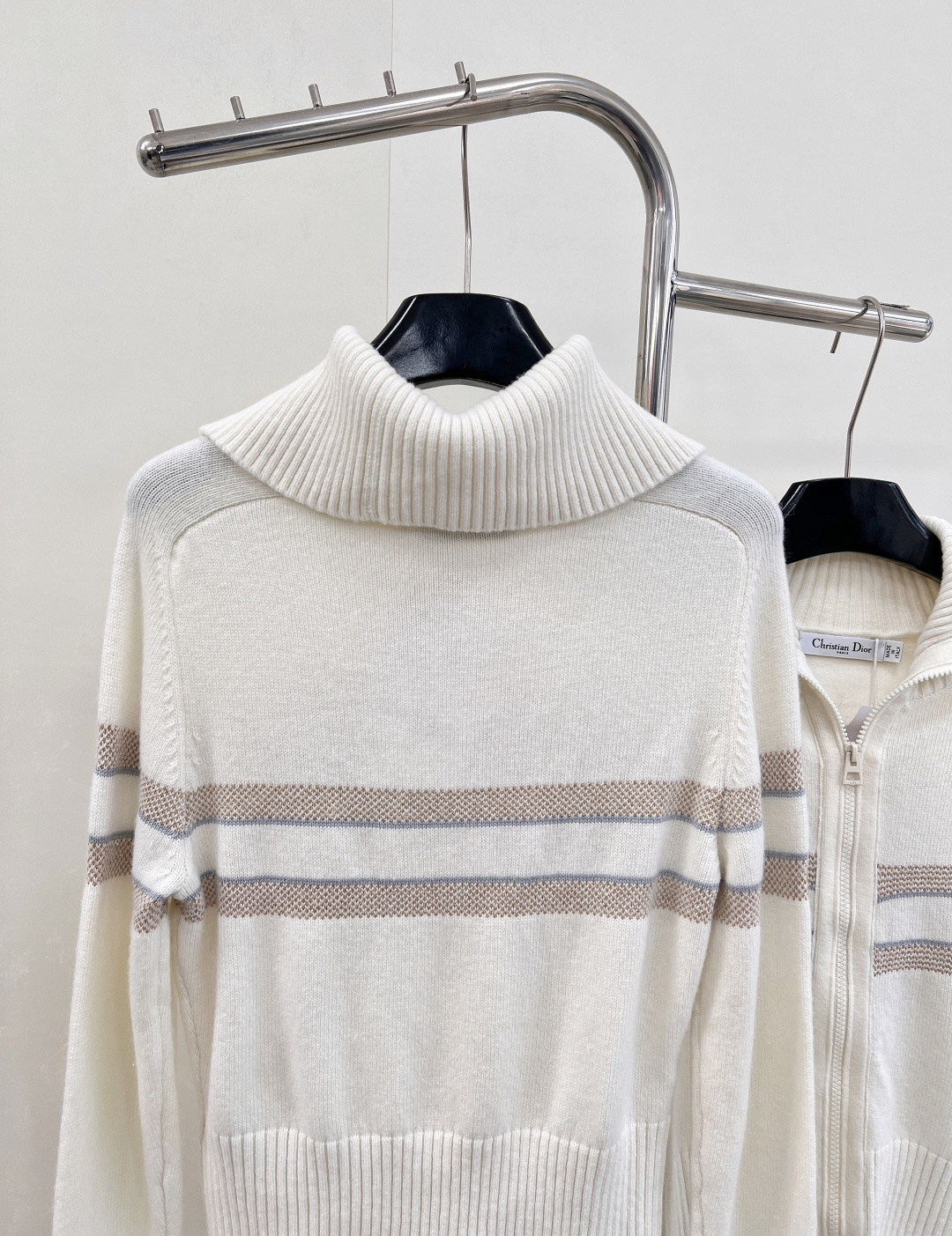 🆕Dior2025新品款翻领针织套头毛衣，定制YB羊绒纱线织造，质感高级，舒适柔软，大翻领长袖毛衣剪裁，