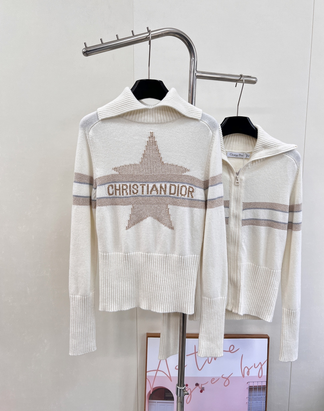 NO:576931,Dior2025 new model lapel knitted pullover sweater, custom YB cashmere yarn weaving, high-end texture, comfortable and soft, large lapel long-sleeved sweater cut, dense knitting with pit details, better cold and windproof effect. The wide threaded cuffs echo the hem, and the chest bar is embellished with letters and crocheted five-pointed star pattern decoration, highlighting the brand tonality, regular shoulder style, simple and versatile for daily use in autumn and winter, handsome and fashionable, complete with three labels, large quantities  size sml code,,dior,sweaters,alexander wang19860909Dior2025新品款翻领针织套头毛衣,定制YB羊绒纱线织造,质感高级,舒适柔软,大翻领长袖毛衣剪裁,密实针织搭配坑条细节,御寒防风效果更佳.袖口宽螺纹包边与衣摆相呼应,胸前横杠中点缀字母钩花五角星图案装饰,彰显品牌调性,正肩款常规版型,秋冬日常简约百搭,帅气时尚,三标齐全,大货出 尺码sml 编码,,dior,sweaters,alexander wang,Women's clothing