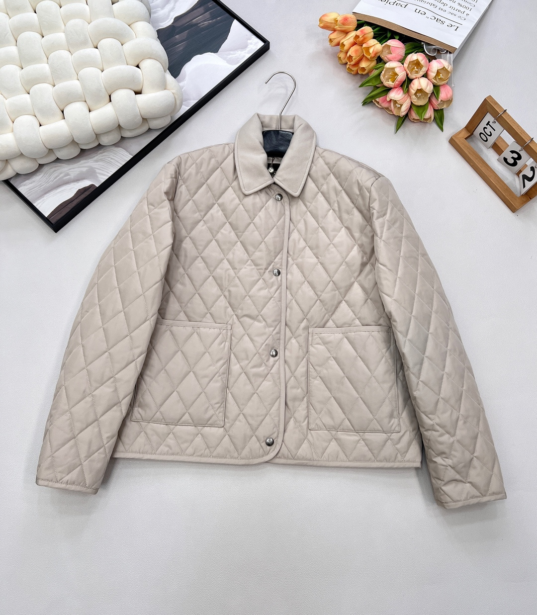 NO:577318,Loro Piana25Fw early autumn new style diamond quilted old money style lapel cotton jacket丨Exclusively developed by yb!  High quality production!  The lapel design is retro and grand, easily outlining the neat neck line; the loose but not bloated silhouette is friendly to all body shapes. It can be layered with sweaters to create a sense of layering, or worn alone to support a 'relaxed and noble' style. The metal buttons are low-key embellishments, echoing the rhombus texture, and every detail tells the story of L P's ingenuity. Three standards are complete, and two colors are available. Size sml code, loro piana, alexander  wang19860909Loro Piana25Fw早秋新款 菱格绗缝老钱风翻领棉服丨独家yb开发！高版出品！翻领设计复古又大气,轻松勾勒出利落的颈部线条；宽松却不臃肿的廓形,对各种身形都很友好,既能叠穿针织衫打造层次感,单穿也能靠版型撑起“松弛显贵”的风格.金属纽扣低调点缀,与菱格纹理形成呼应,每一处细节都在诉说L P的匠心底蕴.三标齐全,两色出 尺码sml 编码,,loro piana,alexander wang,Women's clothing