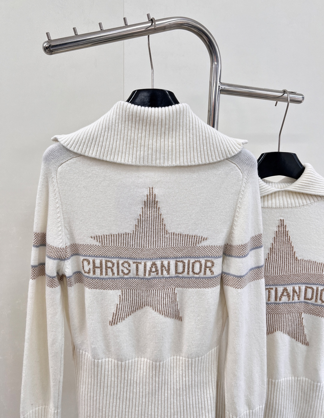🆕Dior2025新款翻领针织开衫毛衣，定制YB羊绒羊毛纱线织造，质感高级，舒适柔软，大翻领长袖毛衣剪裁
