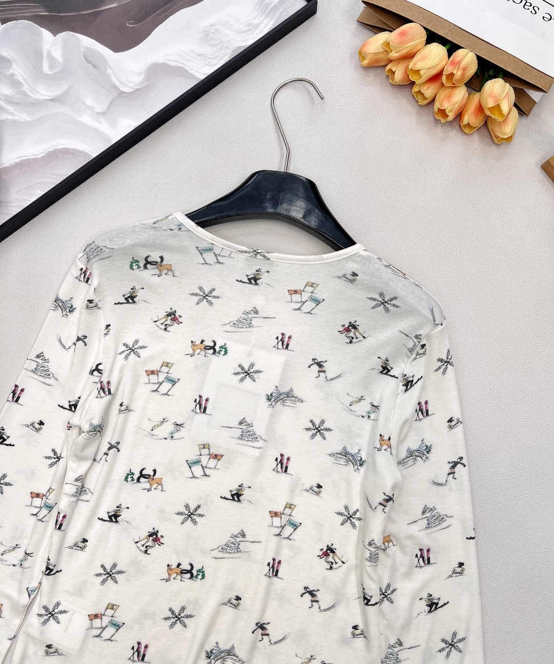 🆕Chanel2025新品圆领设计滑雪印花上衣，定制YB斜纹棉材质，质感舒适，弹力十足，修身圆领上衣裁剪