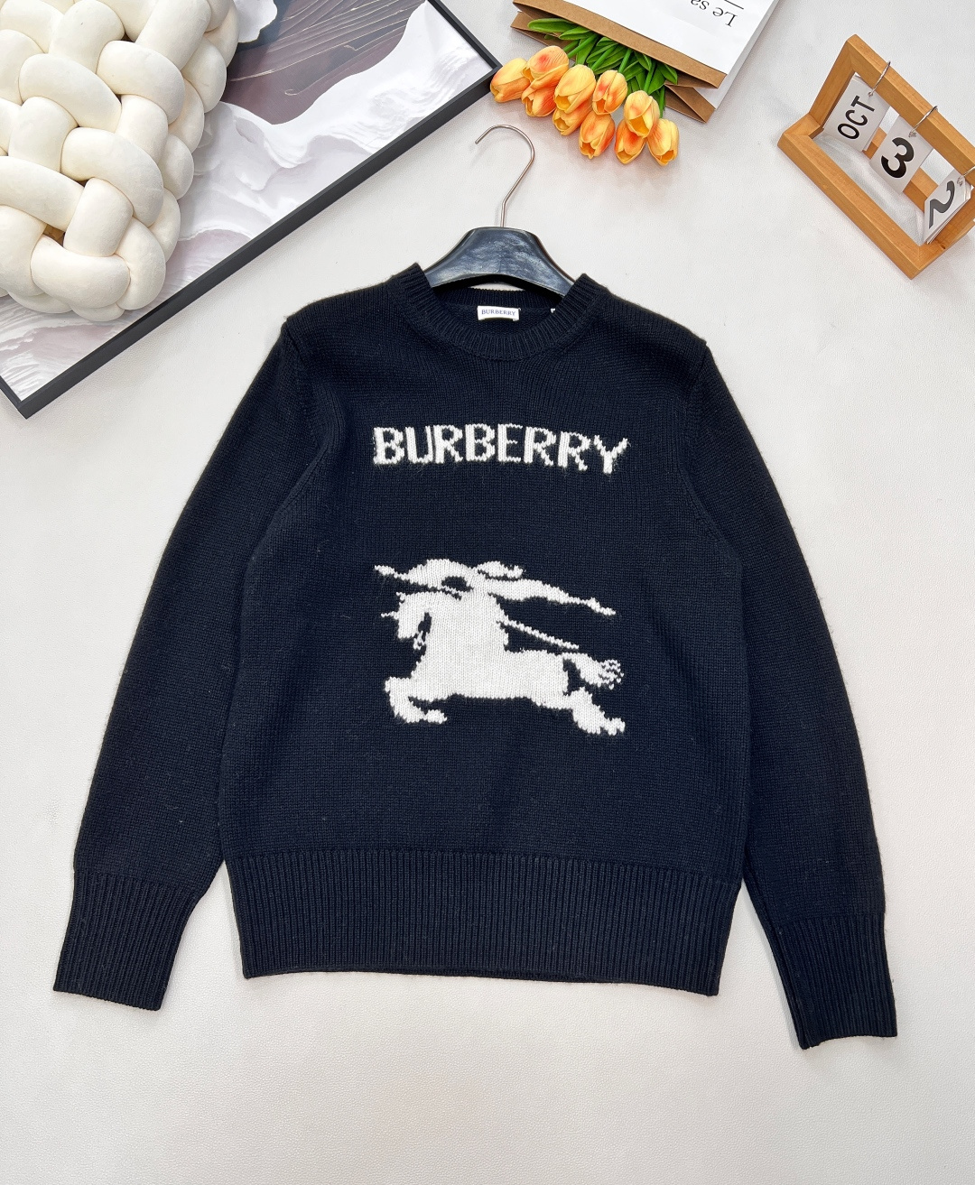 NO:577339,a BURBERRY letter war horse logo pattern round neck wool sweater, originally purchased and developed for 10,490, decorated with the war horse logo on the chest, with the name of the war horse pattern in vivid traditional Chinese characters. This sweater is made of pure wool fabric, made in a seven-needle imported machine workshop, embellished with contrasting equestrian knight logo and brand logo. Made of wool blended material, it is full of fashionable wear. A must-have style every year is here. It is a classic and durable style that is basic, simple and easy to match.  It adopts a round neck design, which is classic and versatile. It is suitable for matching with all kinds of jackets and can easily adapt to different occasions. The collar, cuffs and hem are all decorated with ribbed knitting, which not only increases the three-dimensional sense and detail of the clothing, but also helps to fit the body lines, keep warm and not easy to deform.  The front is decorated with a conspicuous knitted 'BURBERRY' letter logo, which has high brand recognition; it is also embellished with a strongly contrasting Equestrian Knight logo (EKD), which is a classic and representative logo of BURBERRY, highlighting the brand's unique style and profound heritage. Wearing it is fashionable. It is ok to wear alone or layered. It is warm and comfortable ~ complete three standards and four colors. Sizes sml coding, burberry, jackets & coats, sweaters, alexander wang19860909a BURBERRY 字母战马徽标图案圆领羊毛毛衣, 原版10,490购入开发,胸前饰以战马logo标志,以生动的正体字战马图案的名称. 这款针织衫采用纯羊毛面料打造,于七针进口机精坊而成,点缀对比感马术骑士徽标和品牌徽标 采用羊毛混纺材质 穿搭时髦感十足 每一年都必备的款式来了 基础简单好搭配属于经典耐看的款式 采用圆领设计,经典百搭,适合搭配各类外套,能轻松适应不同场合. 领口、袖口以及下摆处都运用了罗纹针织装饰,不仅增加了服装的立体感和细节感,同时也有助于贴合身体线条,保暖且不易变形 . 正面饰有显眼的针织“BURBERRY”字母徽标,具有很高的品牌辨识度；同时点缀对比感强烈的马术骑士徽标（EKD）,这是BURBERRY经典且具有代表性的标志,彰显品牌的独特风格与深厚底蕴. 穿上就是时髦精 单穿叠穿都ok 保暖舒适～三标齐全,四色出 尺码sml 编码,,burberry,jackets & coats,sweaters,alexander wang,Women's clothing