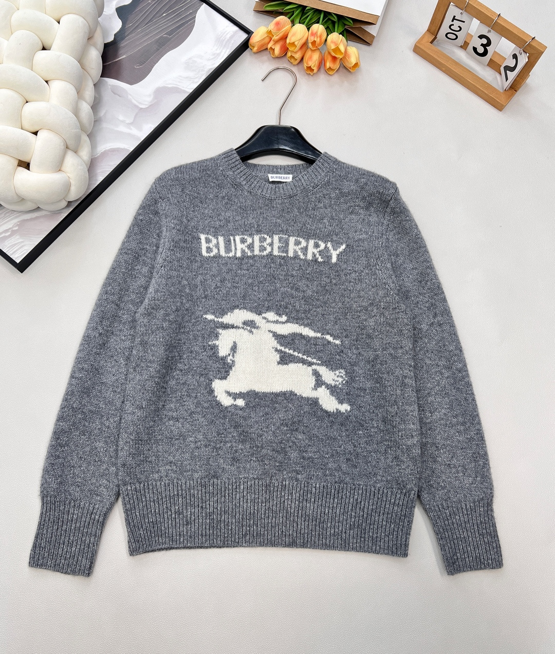 NO:577337,BURBERRY letter war horse logo pattern round neck wool sweater, originally purchased and developed for 10,490, decorated with the war horse logo on the chest, with the name of the vivid traditional war horse pattern. This sweater is made of pure wool fabric, made in a seven-needle imported machine workshop, embellished with contrasting equestrian knight logo and brand logo. Made of wool blended material, it is fashionable to wear. A must-have style every year is here. It is basic, simple and easy to match, and is a classic and durable style.  It adopts a round neck design, which is classic and versatile. It is suitable for matching with all kinds of jackets and can easily adapt to different occasions. The collar, cuffs and hem are all decorated with ribbed knitting, which not only increases the three-dimensional sense and detail of the clothing, but also helps to fit the body lines, keep warm and not easy to deform.  The front is decorated with a conspicuous knitted 'BURBERRY' letter logo, which has high brand recognition; it is also embellished with a strongly contrasting Equestrian Knight logo (EKD), which is a classic and representative logo of BURBERRY, highlighting the brand's unique style and profound heritage. Wearing it is fashionable. It is ok to wear alone or layered. It is warm and comfortable ~ complete three standards and four colors. Sizes sml coding, burberry, jackets & coats, sweaters, alexander wang19860909BURBERRY 字母战马徽标图案圆领羊毛毛衣, 原版10,490购入开发,胸前饰以战马logo标志,以生动的正体字战马图案的名称. 这款针织衫采用纯羊毛面料打造,于七针进口机精坊而成,点缀对比感马术骑士徽标和品牌徽标 采用羊毛混纺材质 穿搭时髦感十足 每一年都必备的款式来了 基础简单好搭配属于经典耐看的款式 采用圆领设计,经典百搭,适合搭配各类外套,能轻松适应不同场合. 领口、袖口以及下摆处都运用了罗纹针织装饰,不仅增加了服装的立体感和细节感,同时也有助于贴合身体线条,保暖且不易变形 . 正面饰有显眼的针织“BURBERRY”字母徽标,具有很高的品牌辨识度；同时点缀对比感强烈的马术骑士徽标（EKD）,这是BURBERRY经典且具有代表性的标志,彰显品牌的独特风格与深厚底蕴. 穿上就是时髦精 单穿叠穿都ok 保暖舒适～三标齐全,四色出 尺码sml 编码,,burberry,jackets & coats,sweaters,alexander wang,Women's clothing