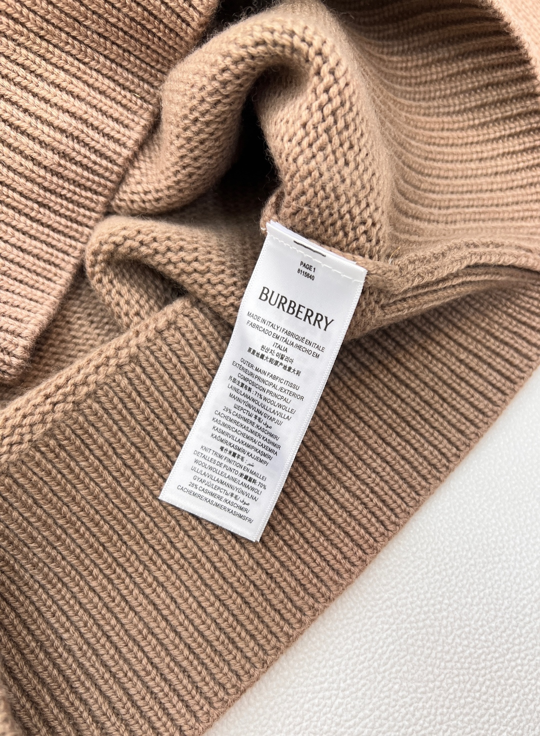 🆕 BURBERRY 字母战马徽标图案圆领羊毛毛衣，原版10,490购入开发，胸前饰以战马logo标志，