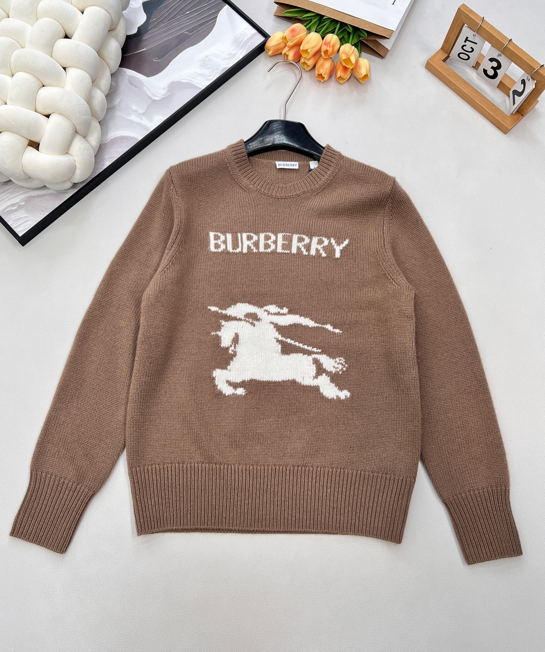 NO:577333,BURBERRY letter war horse logo pattern round neck wool sweater, originally purchased and developed for 10,490, decorated with the war horse logo on the chest, with the name of the vivid traditional war horse pattern. This sweater is made of pure wool fabric, made in a seven-needle imported machine workshop, embellished with contrasting equestrian knight logo and brand logo. Made of wool blended material, it is fashionable to wear. A must-have style every year is here. It is basic, simple and easy to match, and is a classic and durable style.  It adopts a round neck design, which is classic and versatile. It is suitable for matching with all kinds of jackets and can easily adapt to different occasions. The collar, cuffs and hem are all decorated with ribbed knitting, which not only increases the three-dimensional sense and detail of the clothing, but also helps to fit the body lines, keep warm and not easy to deform.  The front is decorated with a conspicuous knitted 'BURBERRY' letter logo, which has a high degree of brand recognition; it is also embellished with a strongly contrasting Equestrian Knight logo (EKD), which is a classic and representative logo of BURBERRY, highlighting the brand's unique style and profound heritage. Wearing it is fashionable. It can be worn alone or layered. It is warm and comfortable ~ complete with three standards and four colors. Size sml code B,, burberry, jackets & coats, sweaters, alexander  wang19860909BURBERRY 字母战马徽标图案圆领羊毛毛衣, 原版10,490购入开发,胸前饰以战马logo标志,以生动的正体字战马图案的名称. 这款针织衫采用纯羊毛面料打造,于七针进口机精坊而成,点缀对比感马术骑士徽标和品牌徽标 采用羊毛混纺材质 穿搭时髦感十足 每一年都必备的款式来了 基础简单好搭配属于经典耐看的款式 采用圆领设计,经典百搭,适合搭配各类外套,能轻松适应不同场合. 领口、袖口以及下摆处都运用了罗纹针织装饰,不仅增加了服装的立体感和细节感,同时也有助于贴合身体线条,保暖且不易变形 . 正面饰有显眼的针织“BURBERRY”字母徽标,具有很高的品牌辨识度；同时点缀对比感强烈的马术骑士徽标（EKD）,这是BURBERRY经典且具有代表性的标志,彰显品牌的独特风格与深厚底蕴. 穿上就是时髦精 单穿叠穿都ok 保暖舒适～三标齐全,四色出 尺码sml 编码B,,burberry,jackets & coats,sweaters,alexander wang,Women's clothing