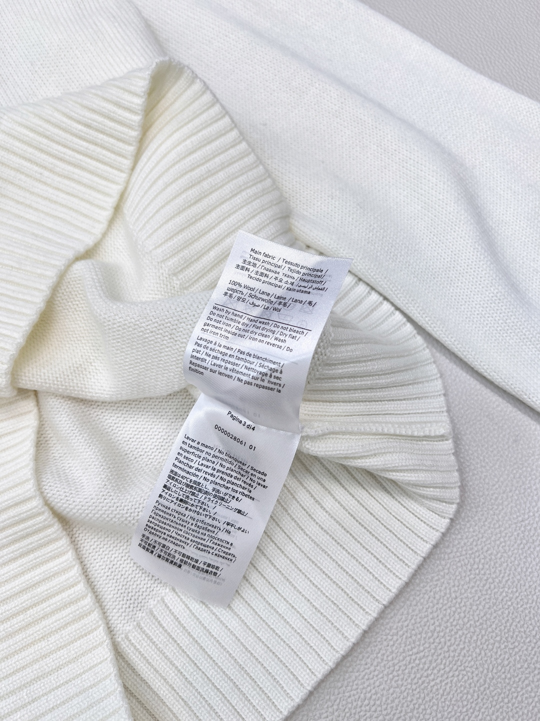 🆕VALENTINO25SS🔰新款V领针织毛衣..🔖🔖华伦天奴专柜同步 这件太太太美了！复古风满满 减龄