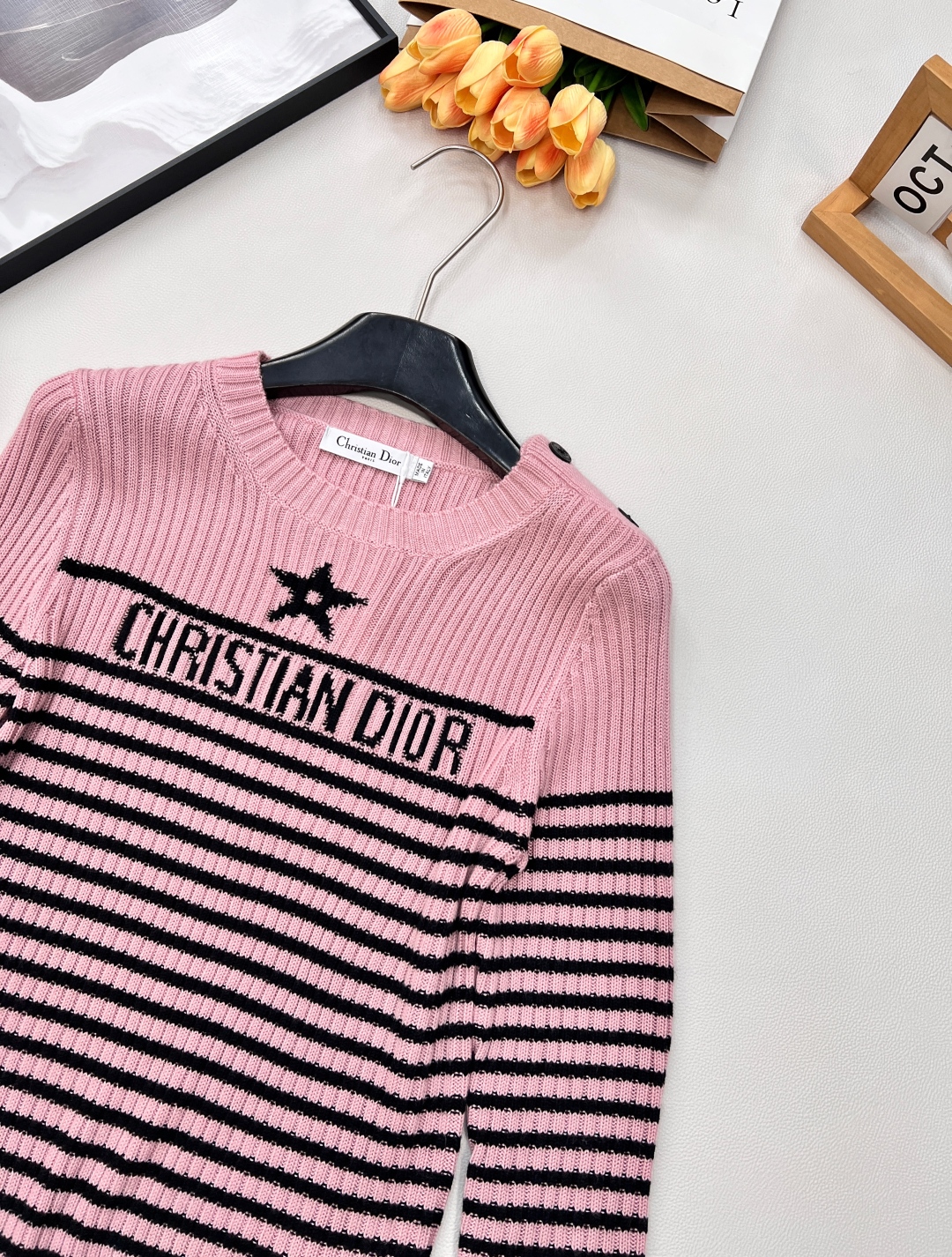 🆕 DIOR 条纹五角星⭐️羊毛针织衫毛衣，五角星刺绣点缀其间，时髦又减龄。面料柔软轻薄舒适，完全不会闷