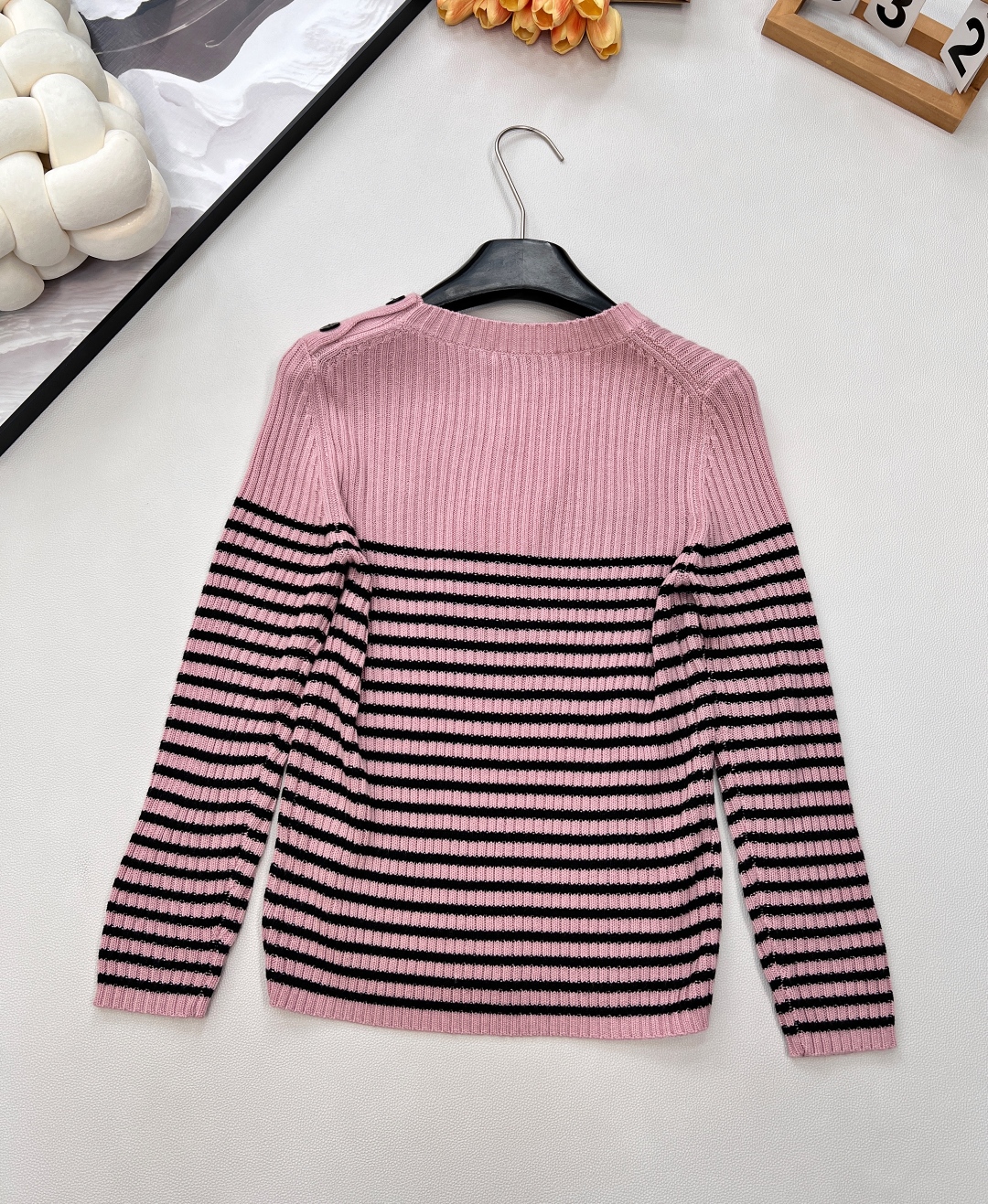 🆕 DIOR 条纹五角星⭐️羊毛针织衫毛衣，五角星刺绣点缀其间，时髦又减龄。面料柔软轻薄舒适，完全不会闷