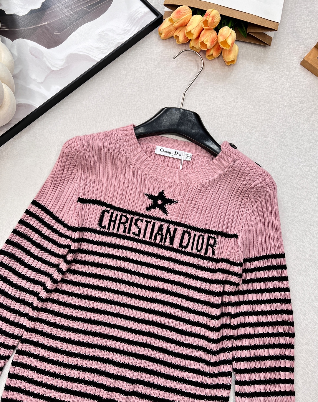 🆕 DIOR 条纹五角星⭐️羊毛针织衫毛衣，五角星刺绣点缀其间，时髦又减龄。面料柔软轻薄舒适，完全不会闷