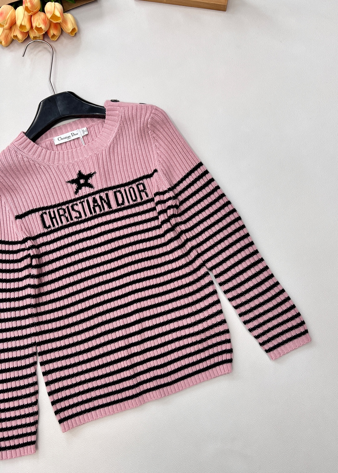 🆕 DIOR 条纹五角星⭐️羊毛针织衫毛衣，五角星刺绣点缀其间，时髦又减龄。面料柔软轻薄舒适，完全不会闷