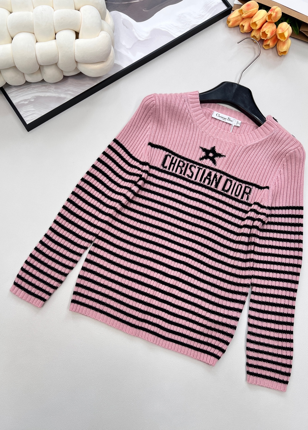 🆕 DIOR 条纹五角星⭐️羊毛针织衫毛衣，五角星刺绣点缀其间，时髦又减龄。面料柔软轻薄舒适，完全不会闷