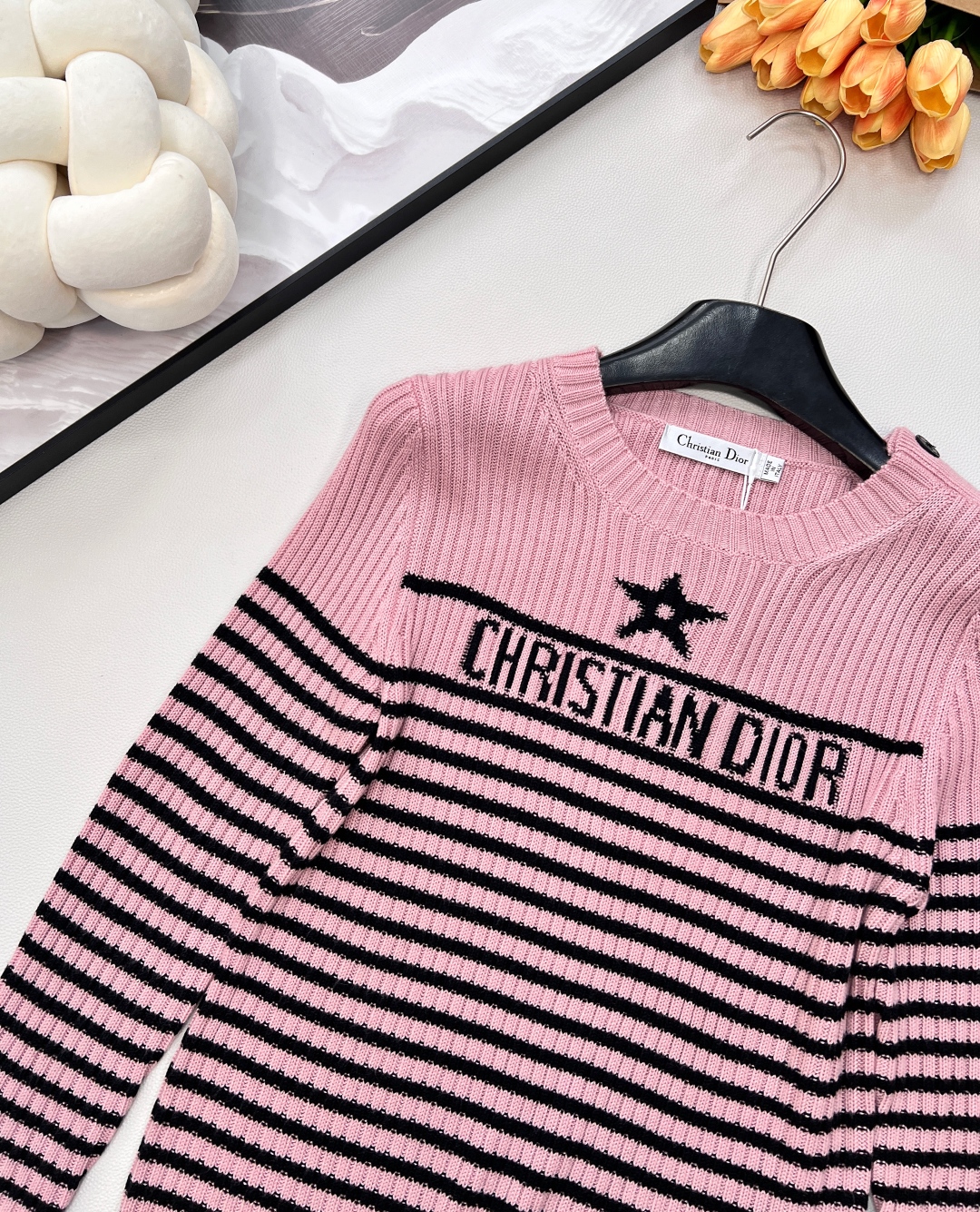 🆕 DIOR 条纹五角星⭐️羊毛针织衫毛衣，五角星刺绣点缀其间，时髦又减龄。面料柔软轻薄舒适，完全不会闷