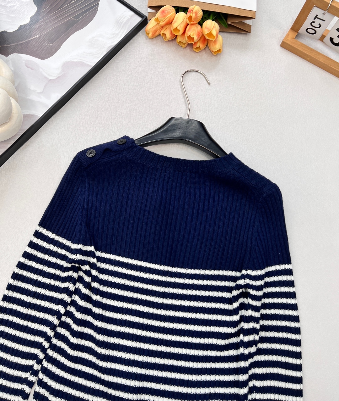 🆕 DIOR 条纹五角星⭐️羊毛针织衫毛衣，五角星刺绣点缀其间，时髦又减龄。面料柔软轻薄舒适，完全不会闷