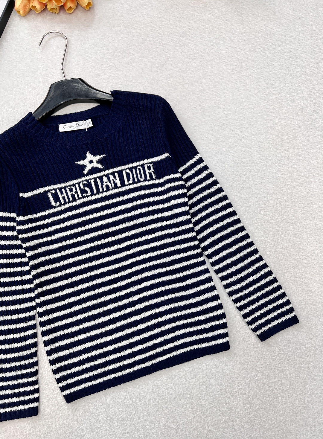 🆕 DIOR 条纹五角星⭐️羊毛针织衫毛衣，五角星刺绣点缀其间，时髦又减龄。面料柔软轻薄舒适，完全不会闷