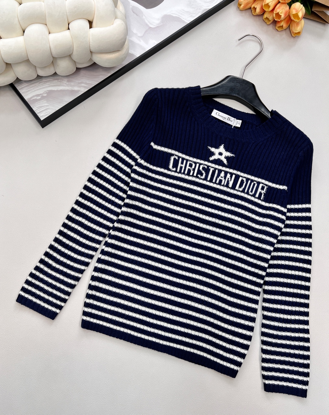 🆕 DIOR 条纹五角星⭐️羊毛针织衫毛衣，五角星刺绣点缀其间，时髦又减龄。面料柔软轻薄舒适，完全不会闷