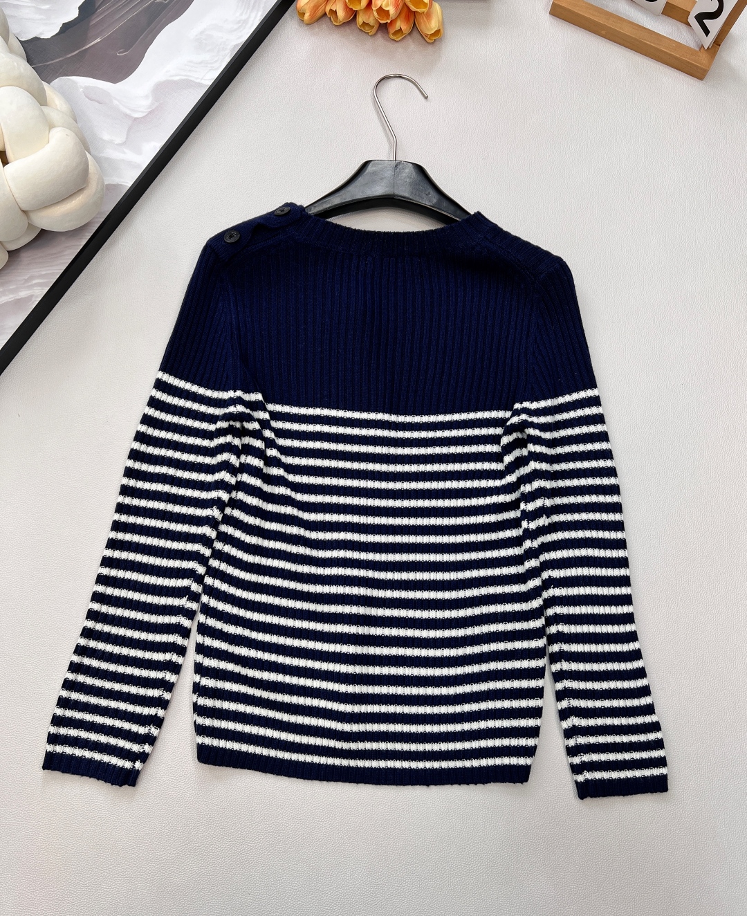 🆕 DIOR 条纹五角星⭐️羊毛针织衫毛衣，五角星刺绣点缀其间，时髦又减龄。面料柔软轻薄舒适，完全不会闷