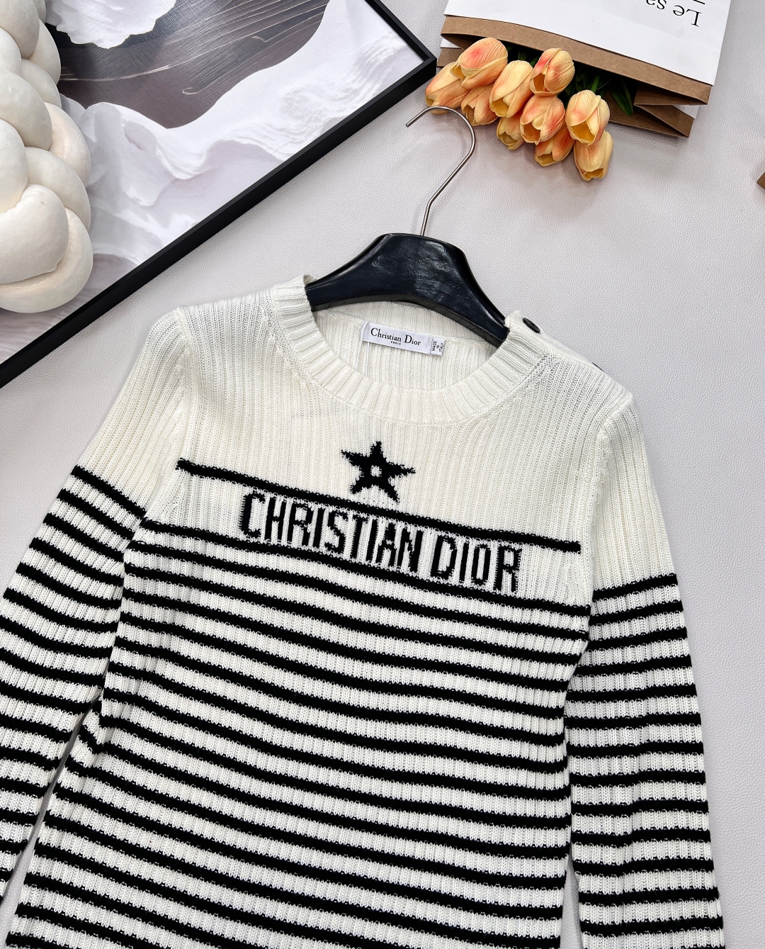 🆕 DIOR 条纹五角星⭐️羊毛针织衫毛衣，五角星刺绣点缀其间，时髦又减龄。面料柔软轻薄舒适，完全不会闷