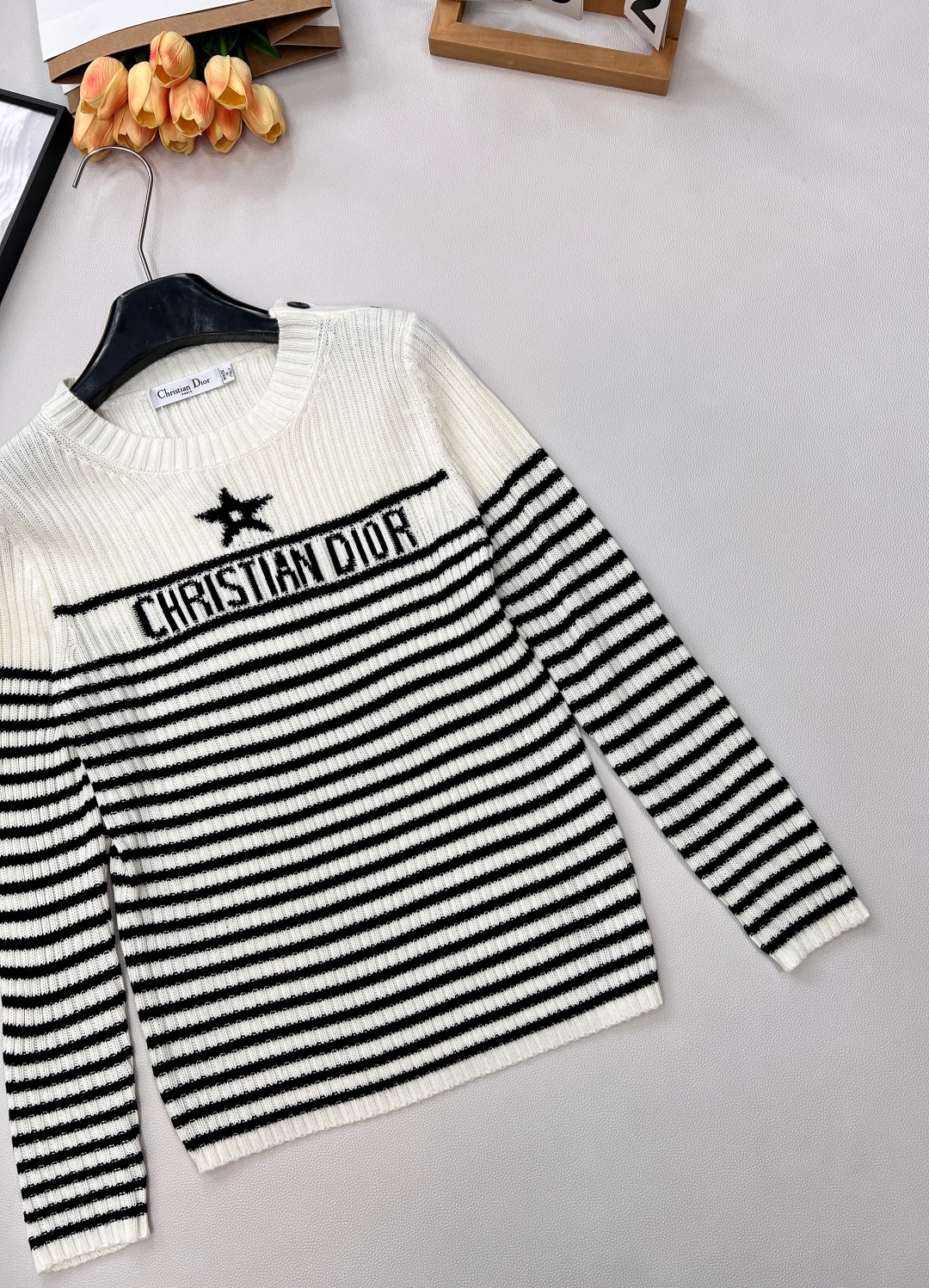 🆕 DIOR 条纹五角星⭐️羊毛针织衫毛衣，五角星刺绣点缀其间，时髦又减龄。面料柔软轻薄舒适，完全不会闷