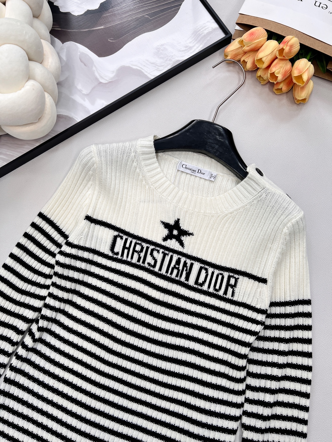 🆕 DIOR 条纹五角星⭐️羊毛针织衫毛衣，五角星刺绣点缀其间，时髦又减龄。面料柔软轻薄舒适，完全不会闷