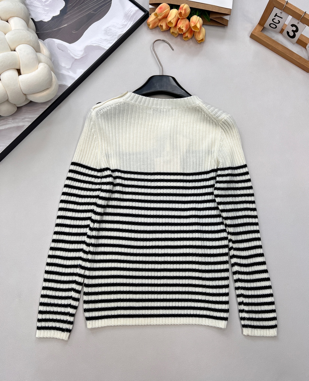 🆕 DIOR 条纹五角星⭐️羊毛针织衫毛衣，五角星刺绣点缀其间，时髦又减龄。面料柔软轻薄舒适，完全不会闷