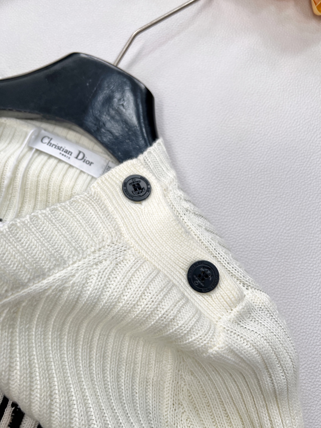 🆕 DIOR 条纹五角星⭐️羊毛针织衫毛衣，五角星刺绣点缀其间，时髦又减龄。面料柔软轻薄舒适，完全不会闷
