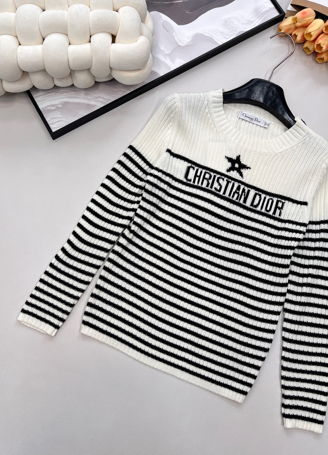 🆕 DIOR 条纹五角星⭐️羊毛针织衫毛衣，五角星刺绣点缀其间，时髦又减龄。面料柔软轻薄舒适，完全不会闷