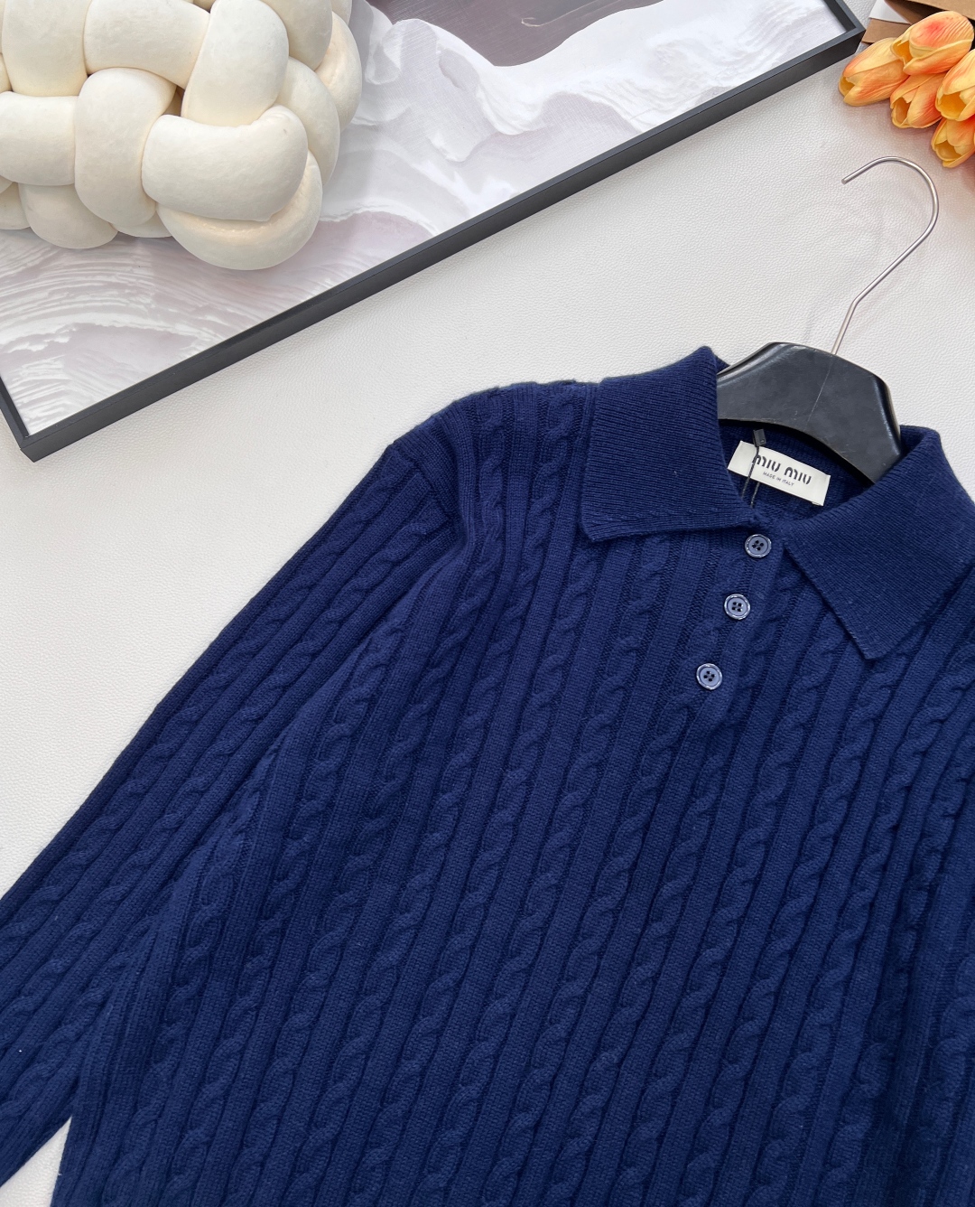 🆕MIU MIU新款微标羊毛polo领长袖麻花针织上衣，后背饰有撞色品牌英文字母微标提花，真的很难不让人