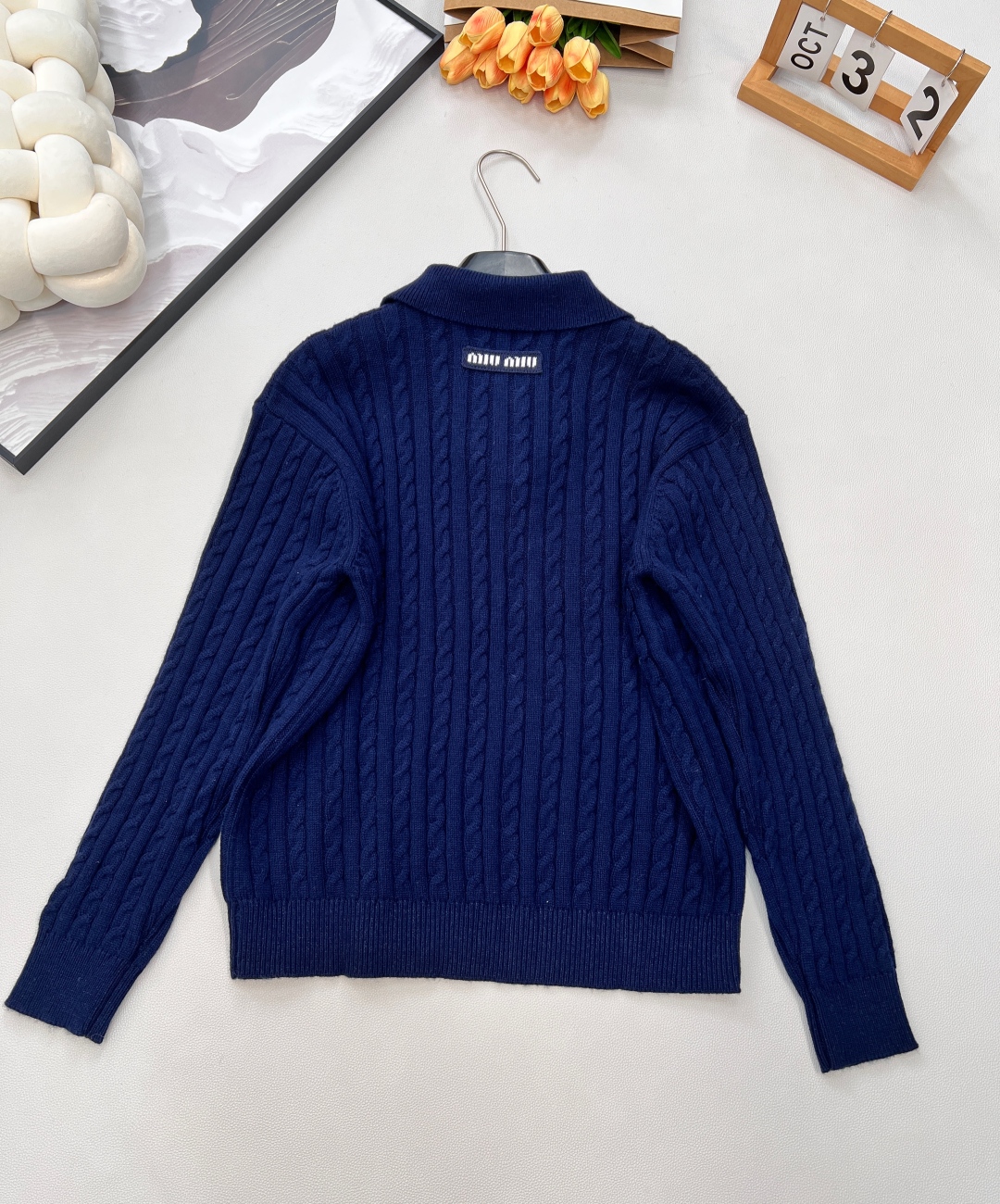 🆕MIU MIU新款微标羊毛polo领长袖麻花针织上衣，后背饰有撞色品牌英文字母微标提花，真的很难不让人