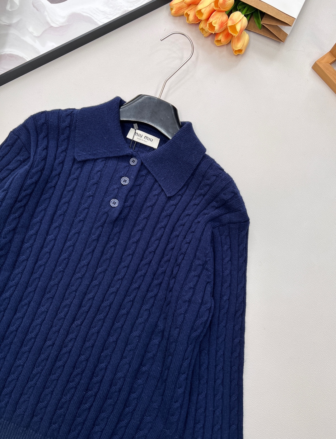 🆕MIU MIU新款微标羊毛polo领长袖麻花针织上衣，后背饰有撞色品牌英文字母微标提花，真的很难不让人