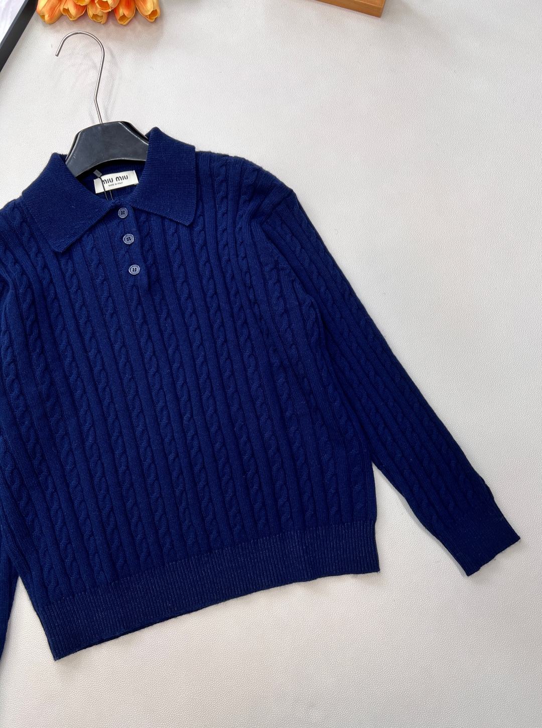 🆕MIU MIU新款微标羊毛polo领长袖麻花针织上衣，后背饰有撞色品牌英文字母微标提花，真的很难不让人