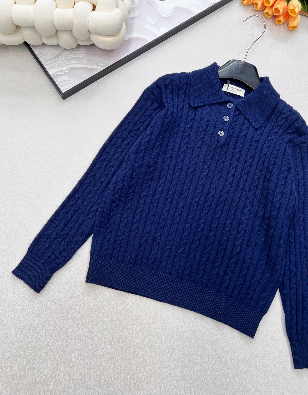 🆕MIU MIU新款微标羊毛polo领长袖麻花针织上衣，后背饰有撞色品牌英文字母微标提花，真的很难不让人