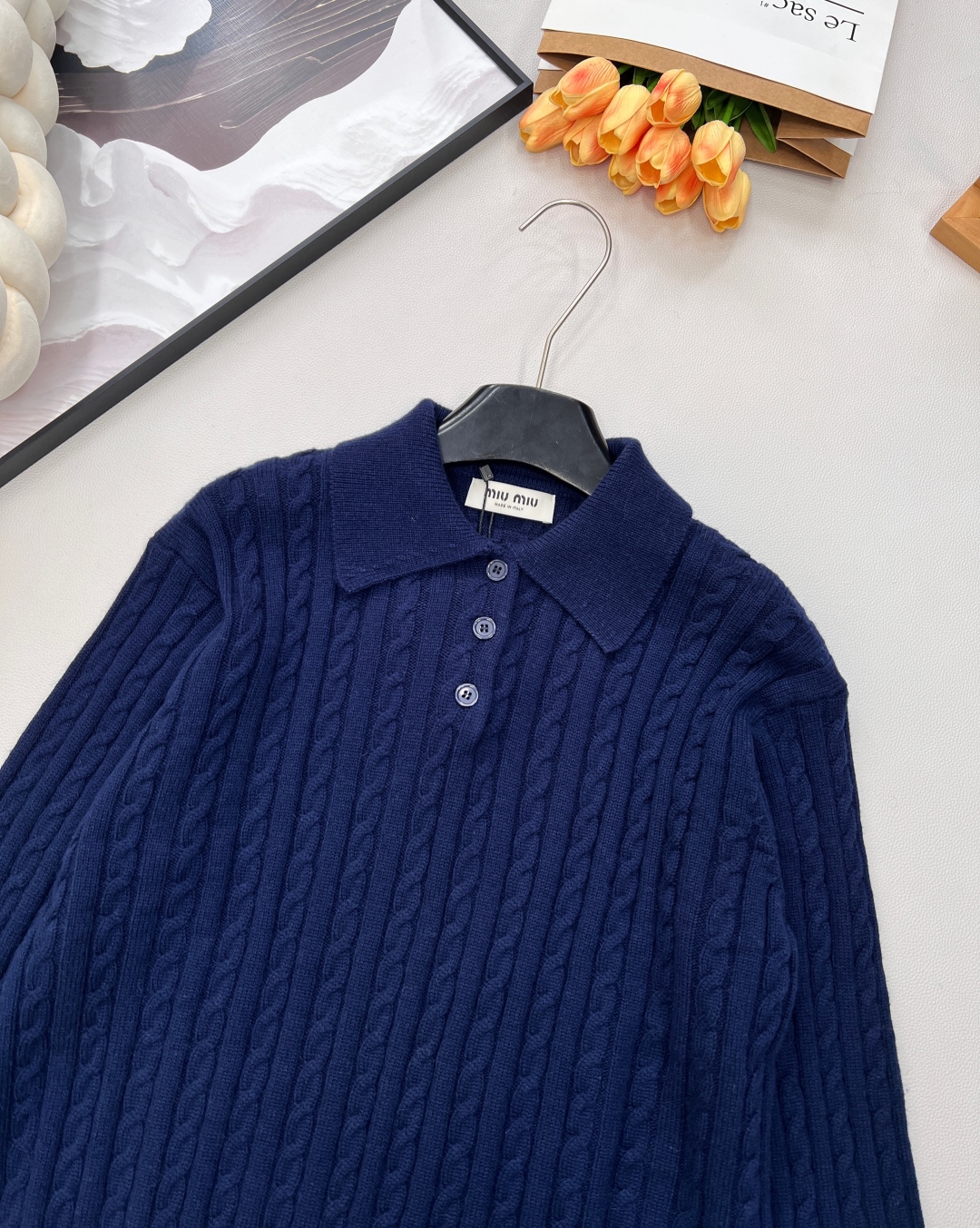 🆕MIU MIU新款微标羊毛polo领长袖麻花针织上衣，后背饰有撞色品牌英文字母微标提花，真的很难不让人