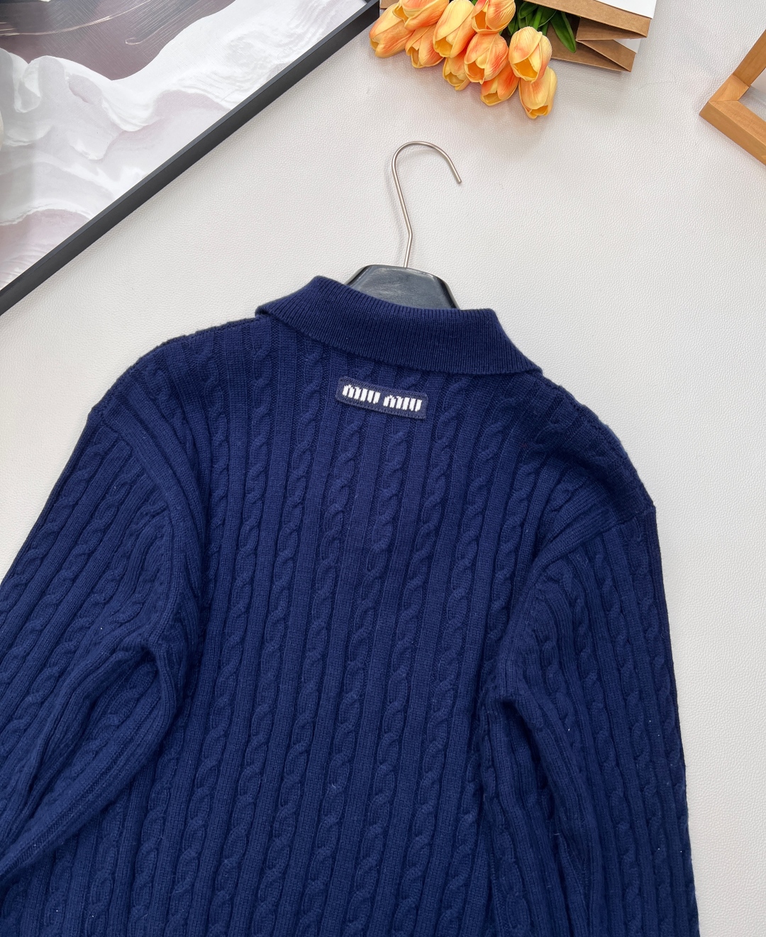 🆕MIU MIU新款微标羊毛polo领长袖麻花针织上衣，后背饰有撞色品牌英文字母微标提花，真的很难不让人