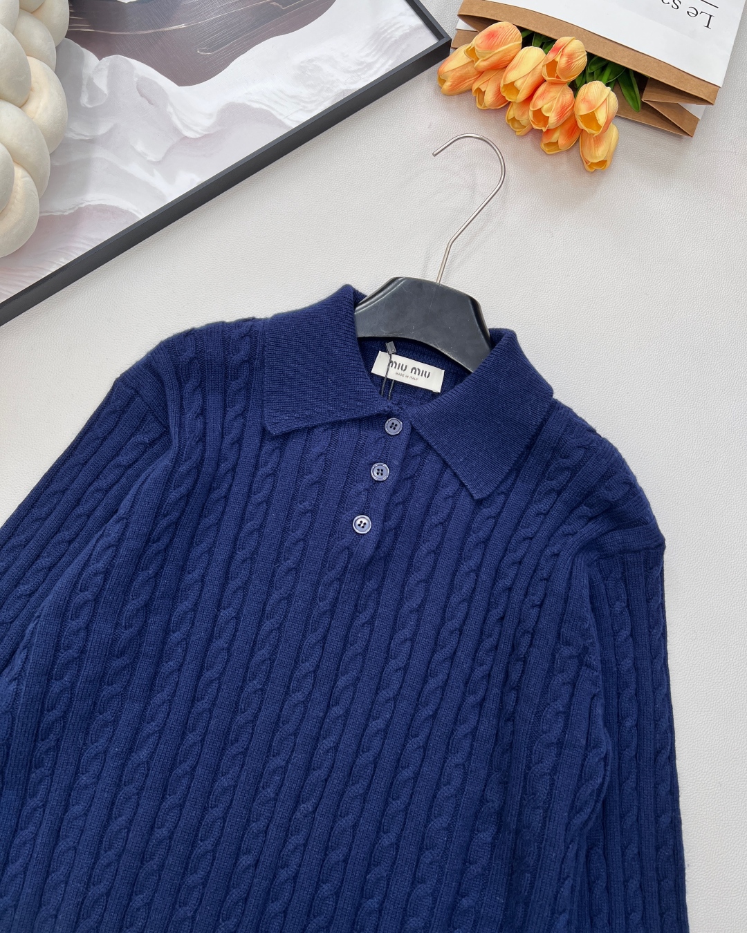 🆕MIU MIU新款微标羊毛polo领长袖麻花针织上衣，后背饰有撞色品牌英文字母微标提花，真的很难不让人