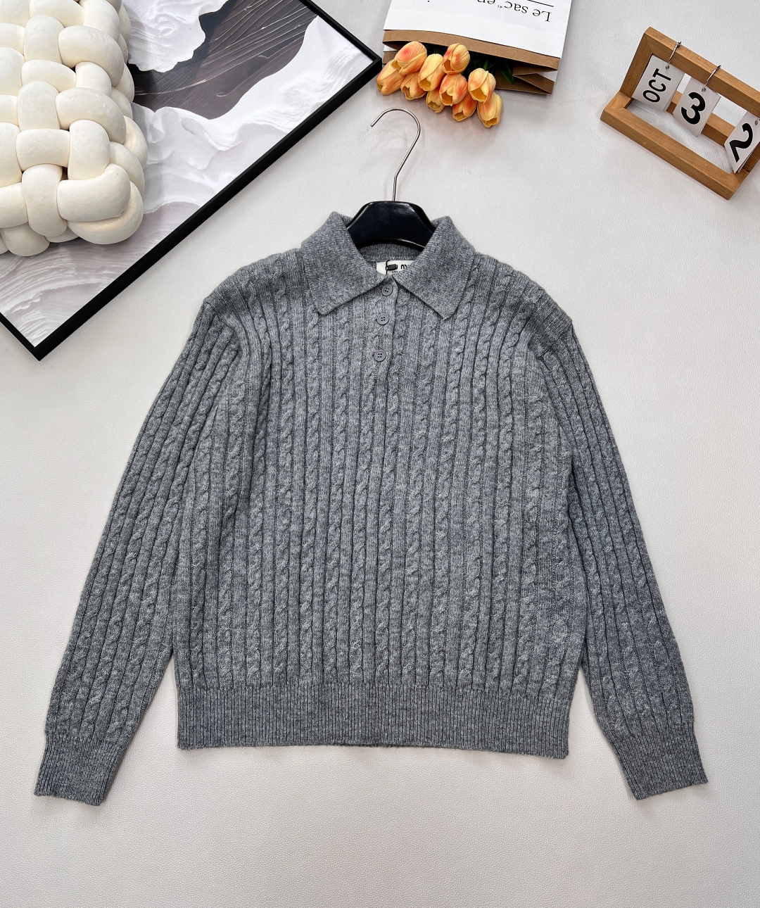 🆕MIU MIU新款微标羊毛polo领长袖麻花针织上衣，后背饰有撞色品牌英文字母微标提花，真的很难不让人