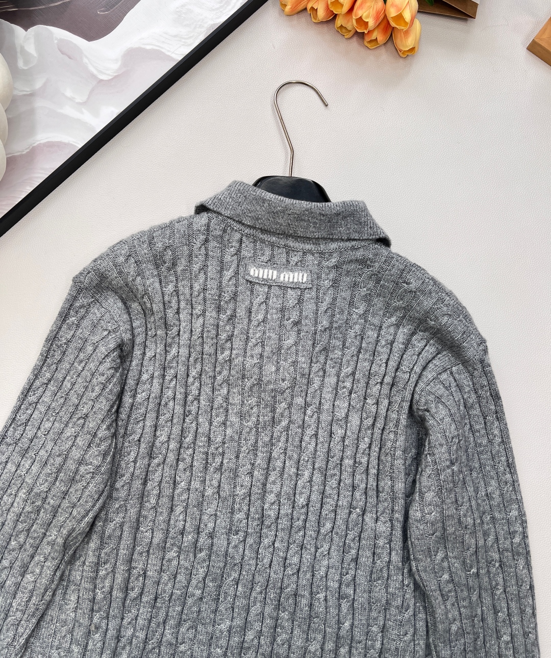 🆕MIU MIU新款微标羊毛polo领长袖麻花针织上衣，后背饰有撞色品牌英文字母微标提花，真的很难不让人
