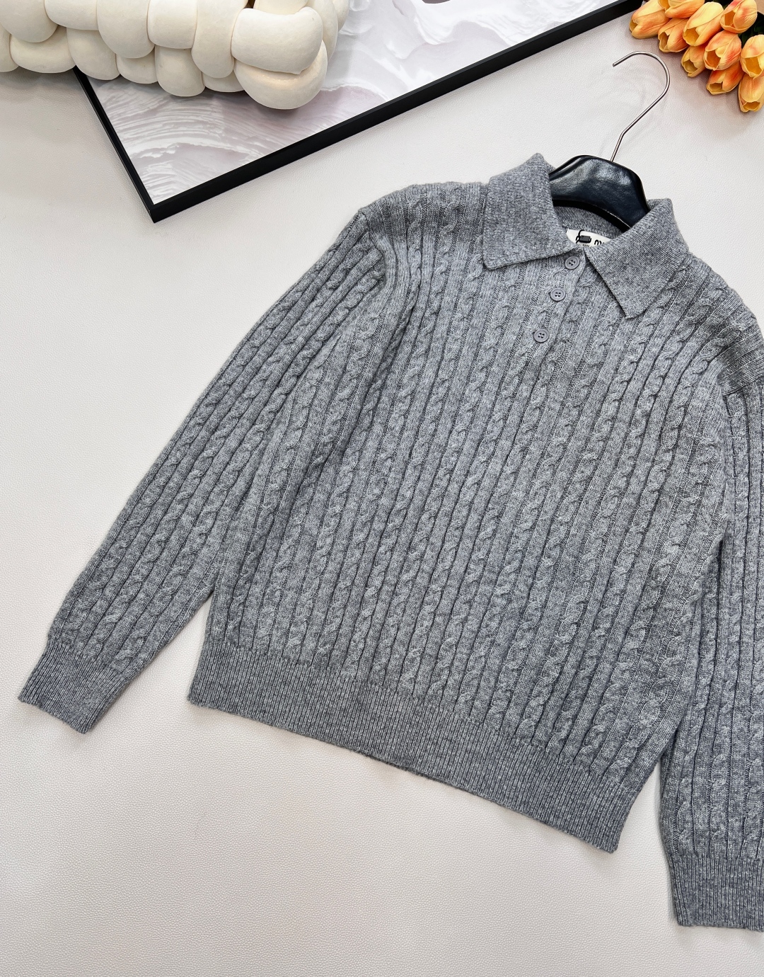 🆕MIU MIU新款微标羊毛polo领长袖麻花针织上衣，后背饰有撞色品牌英文字母微标提花，真的很难不让人