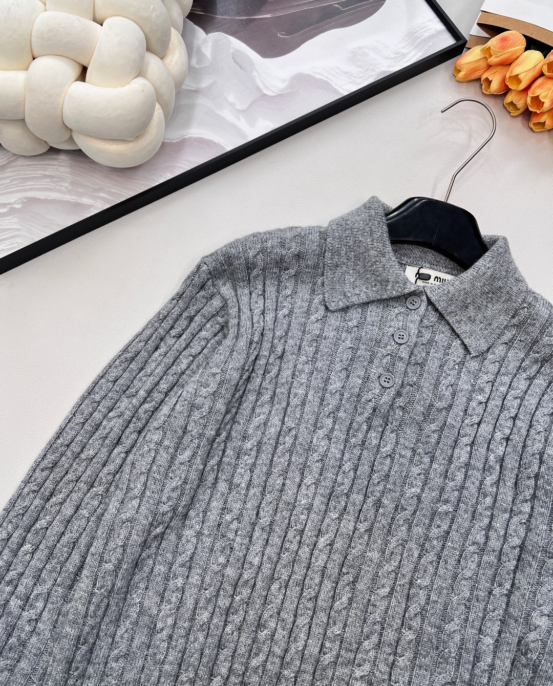 🆕MIU MIU新款微标羊毛polo领长袖麻花针织上衣，后背饰有撞色品牌英文字母微标提花，真的很难不让人