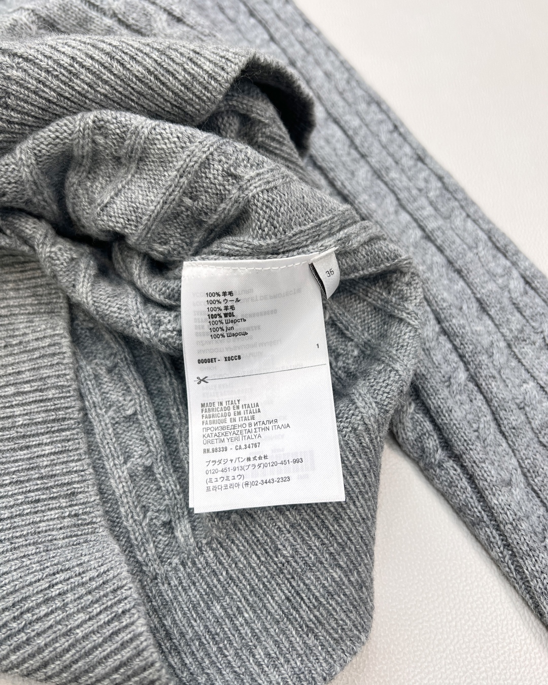 🆕MIU MIU新款微标羊毛polo领长袖麻花针织上衣，后背饰有撞色品牌英文字母微标提花，真的很难不让人