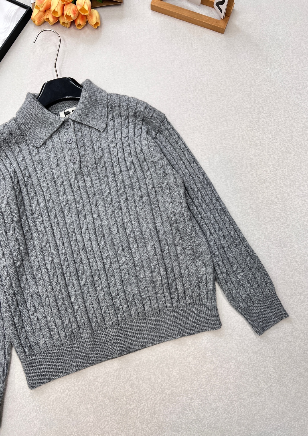 🆕MIU MIU新款微标羊毛polo领长袖麻花针织上衣，后背饰有撞色品牌英文字母微标提花，真的很难不让人