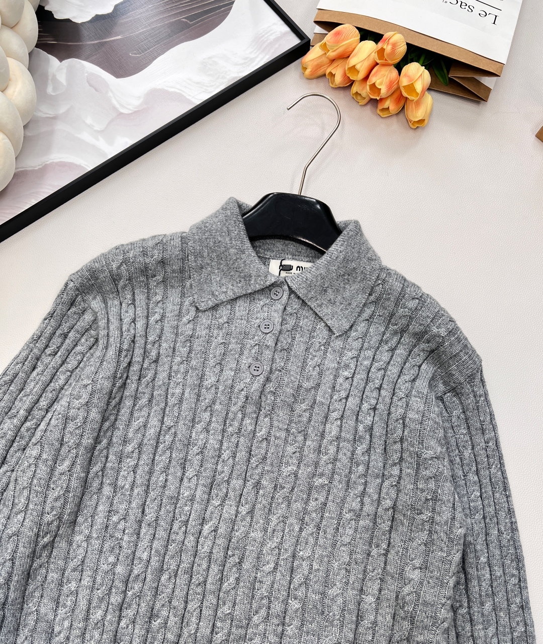🆕MIU MIU新款微标羊毛polo领长袖麻花针织上衣，后背饰有撞色品牌英文字母微标提花，真的很难不让人