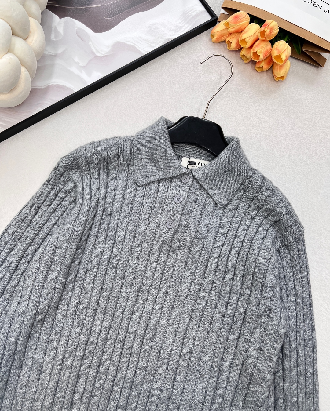 🆕MIU MIU新款微标羊毛polo领长袖麻花针织上衣，后背饰有撞色品牌英文字母微标提花，真的很难不让人