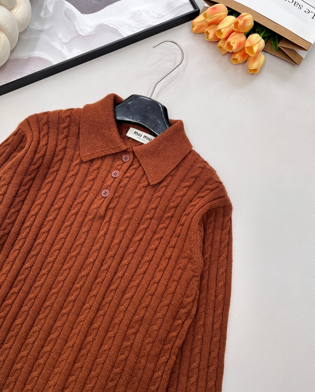 🆕MIU MIU新款微标羊毛polo领长袖麻花针织上衣，后背饰有撞色品牌英文字母微标提花，真的很难不让人