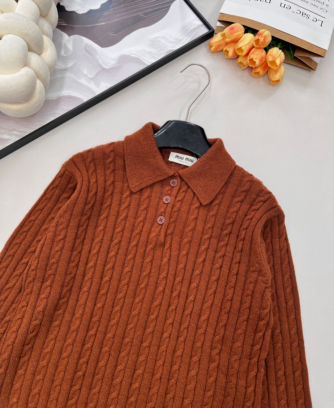 🆕MIU MIU新款微标羊毛polo领长袖麻花针织上衣，后背饰有撞色品牌英文字母微标提花，真的很难不让人